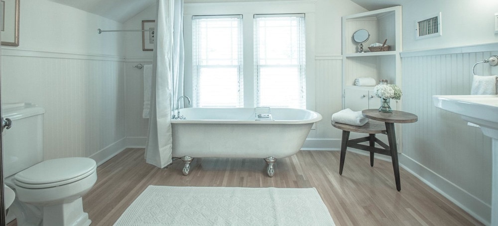 Photograph supplied for Belmont Blvd Bed and Breakfast