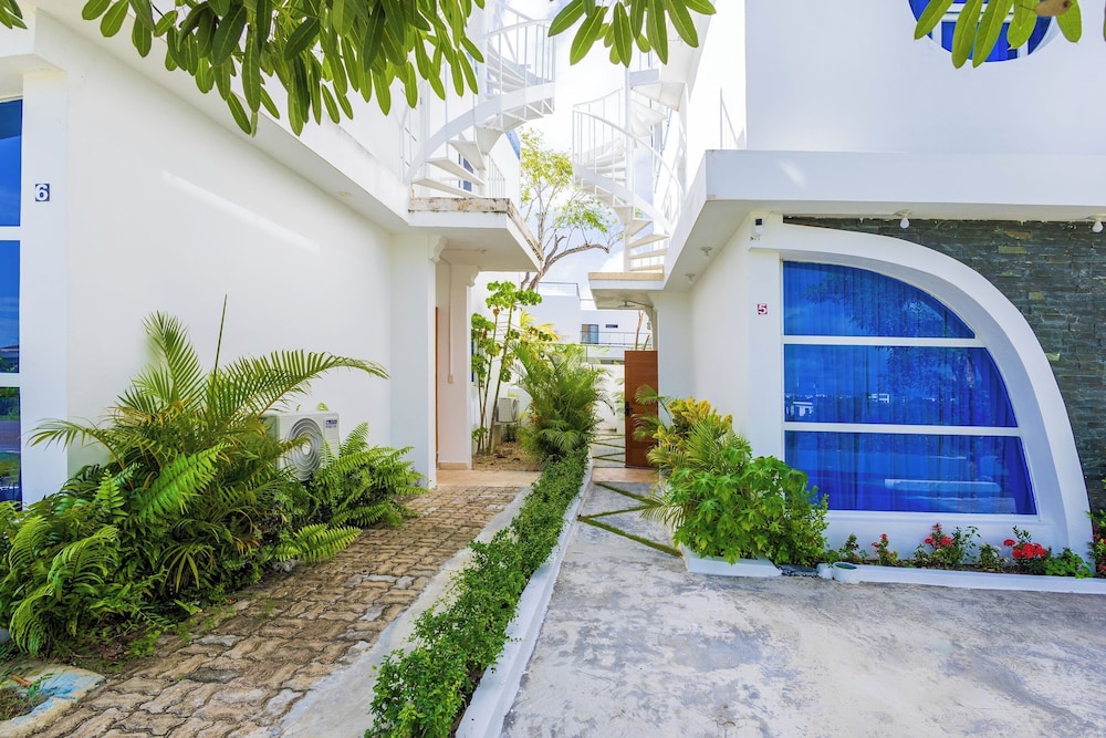 3BR Villa With Pool Rooftop and BBQ Gated Area