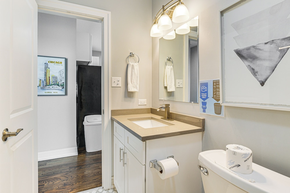 Walk to Blue Line: Sleek Apartment in Bucktown!