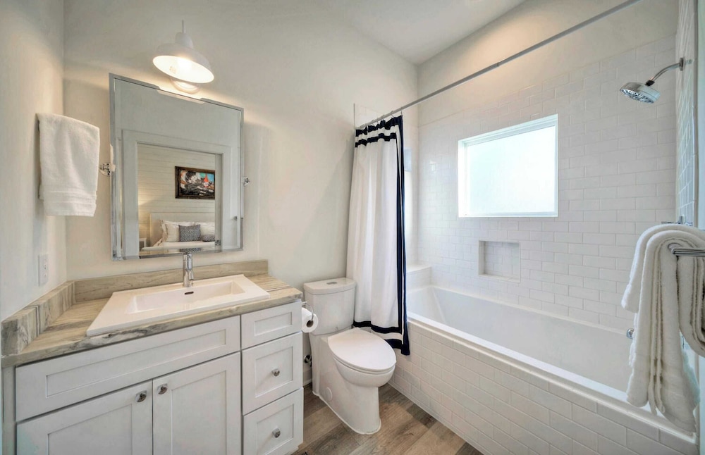 Sleeps 18 2 Beach Homes w/ 2 Pools, Playground, Covered Patios Pirates Bay