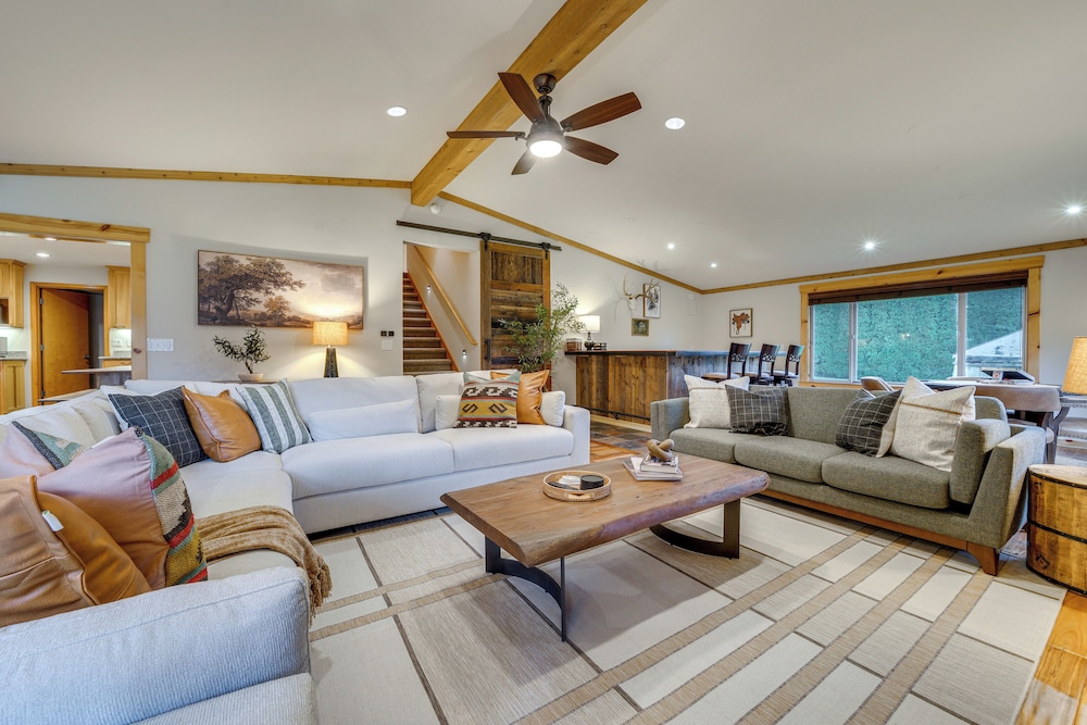 Fire Pit, Chic Deck! Family-friendly Puyallup Home