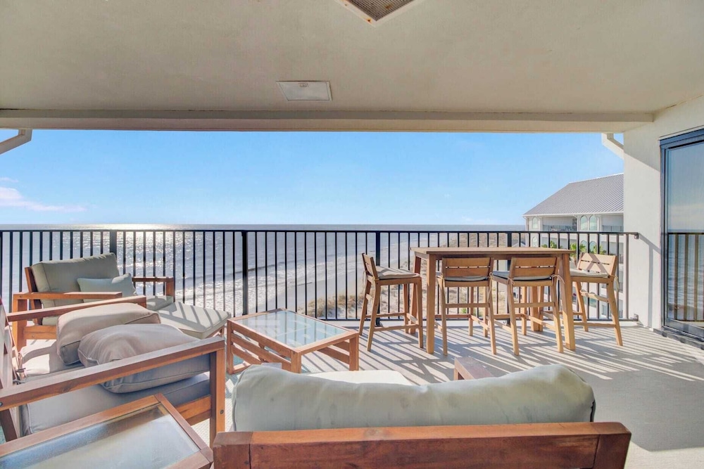 513 Seascape by Avantstay Oceanfront Home w/ Amazing Views & Community Pool Access