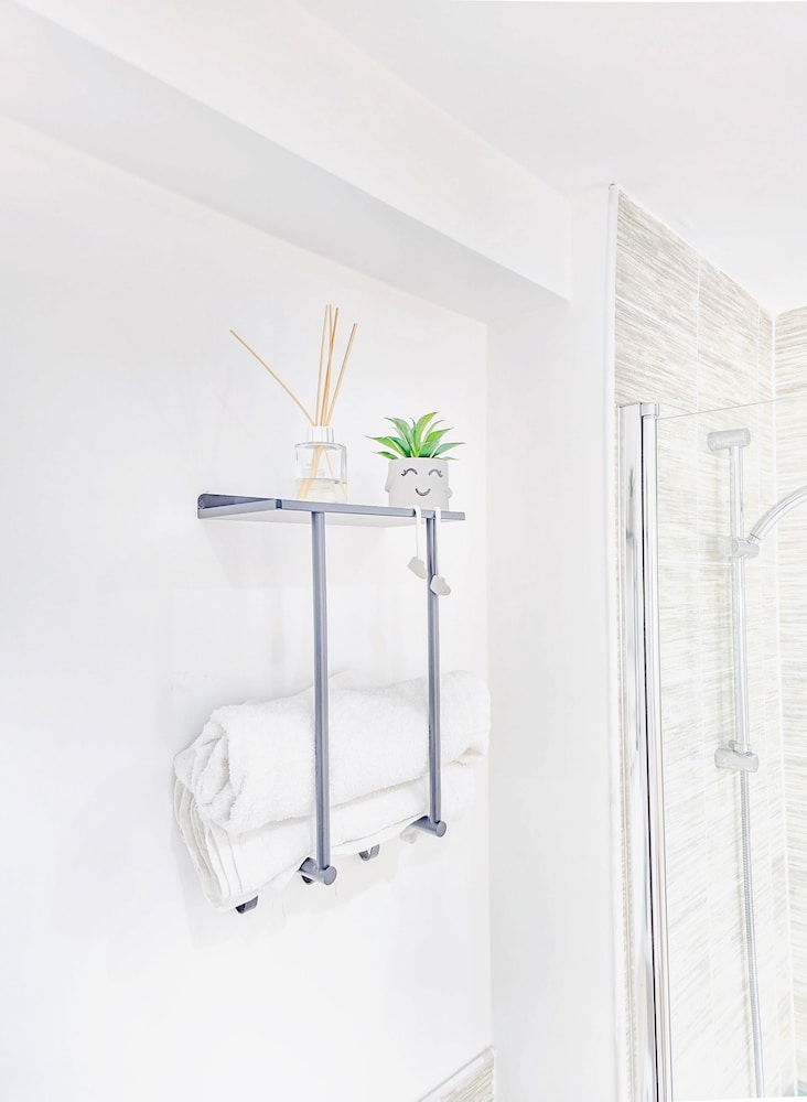 Salford - 2 Bed Apartment - Sleeps 4 - Wifi