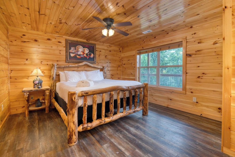 Evergreen Echo by Avantstay Cabin w/ Mountain Views, Theater, Game Room, and Hot Tub