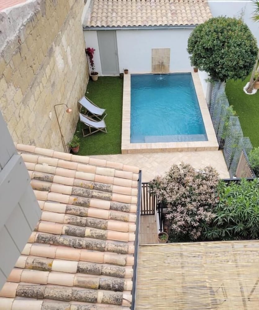 Maison 1634, casa de huéspedes con piscina en Pezenas — recepcion & lobby