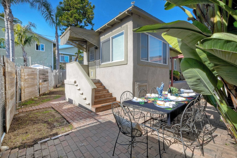 Vintage Beach Bungalow - For 6!