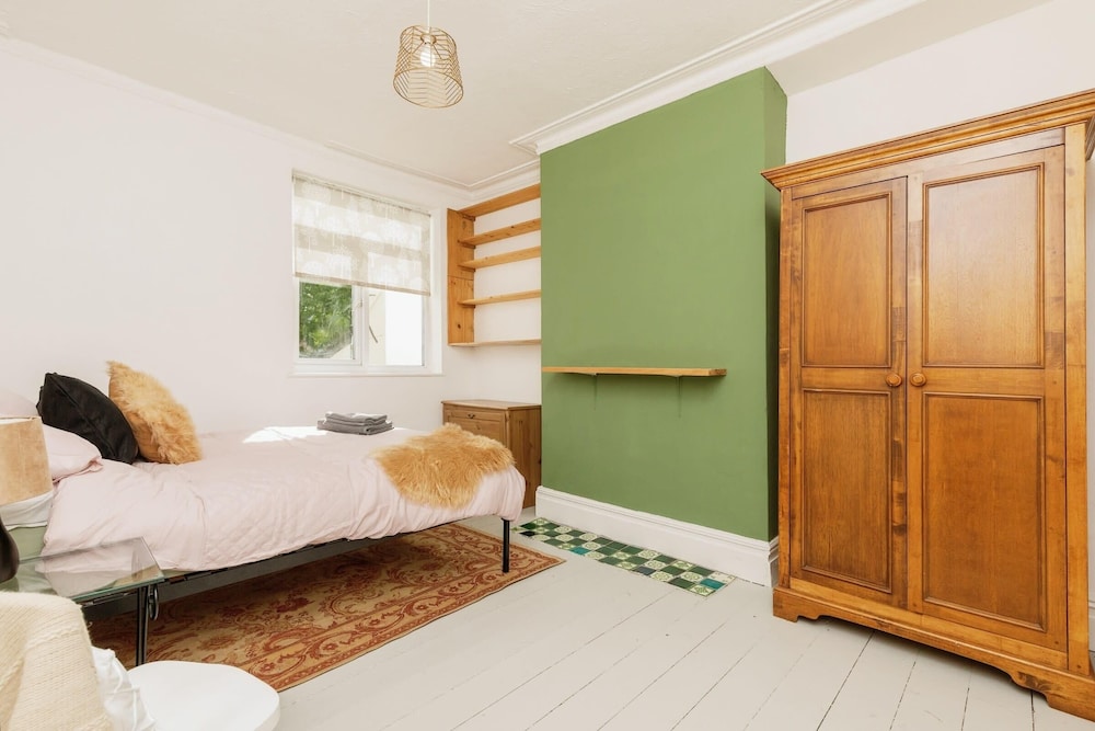 Spacious 6-bed Family Retreat Bristol view 3