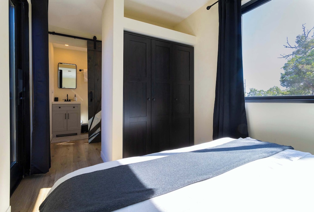 Creator Cabin, Contemporary Getaway With Sauna