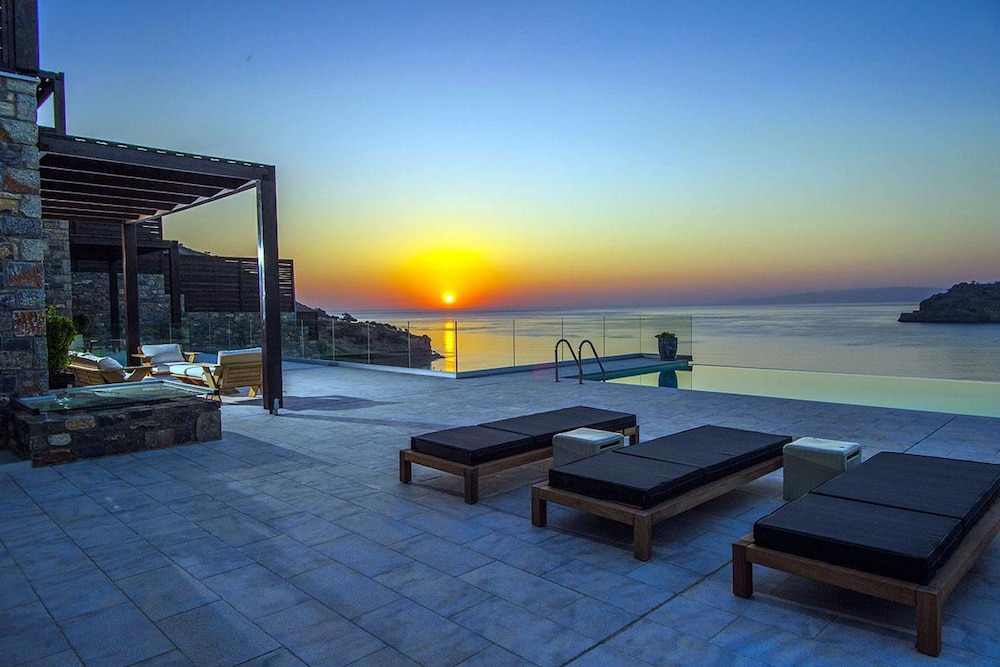 Beach Access 5 Bedroom Villa view 3