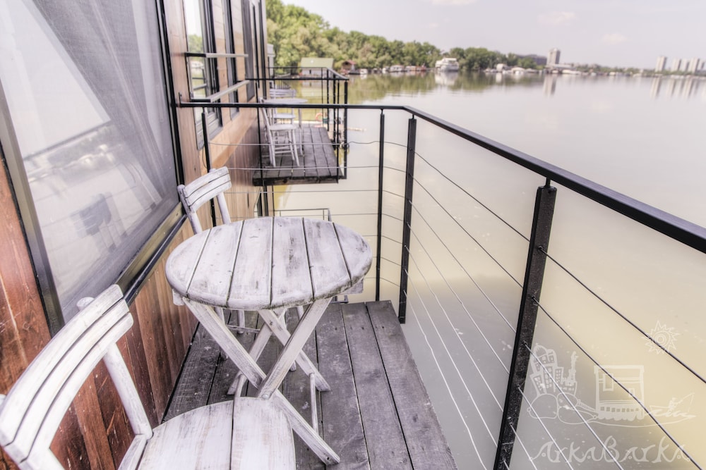 ArkaBarka Floating Hostel and Apartments