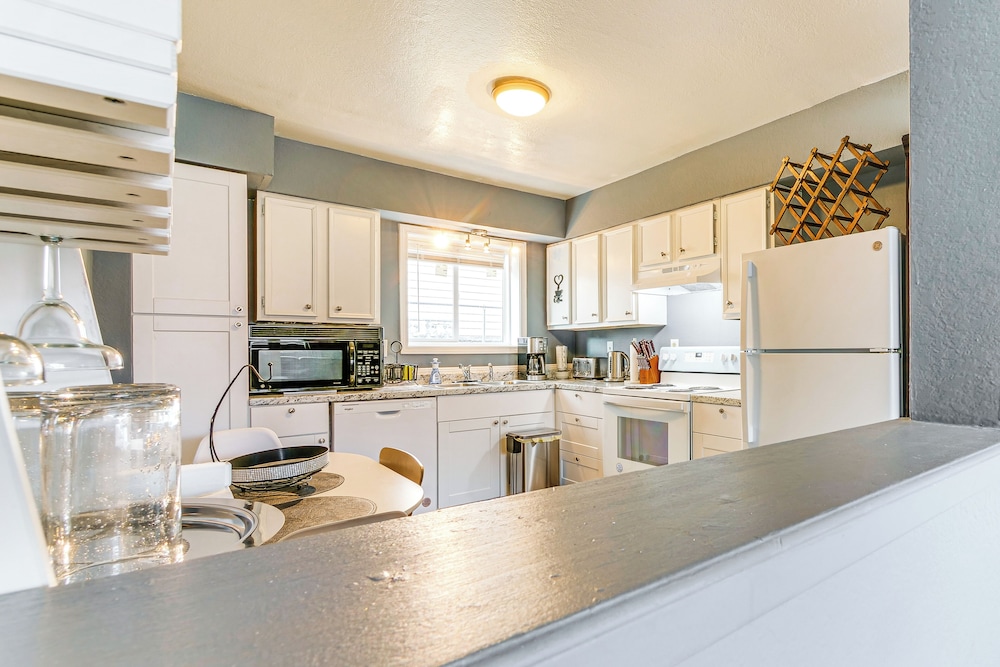 11 Mi to Kincaid Park: Convenient + Cozy Apt!
