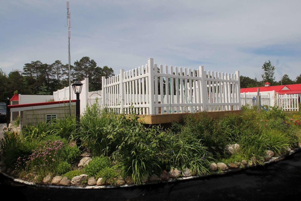 Mackinaw City Vacations - Mackinac Lake Trail Motel - Property Image 7