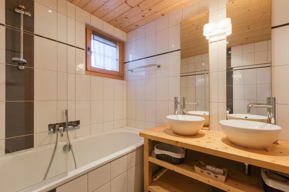 Montebello - Cozy Classic Swiss Chalet With Stunning Views