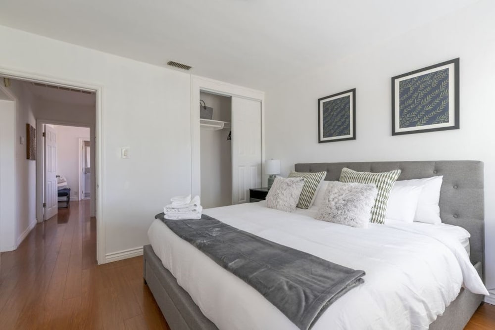 Charming Spacious Home - Modern Comforts Prime Location