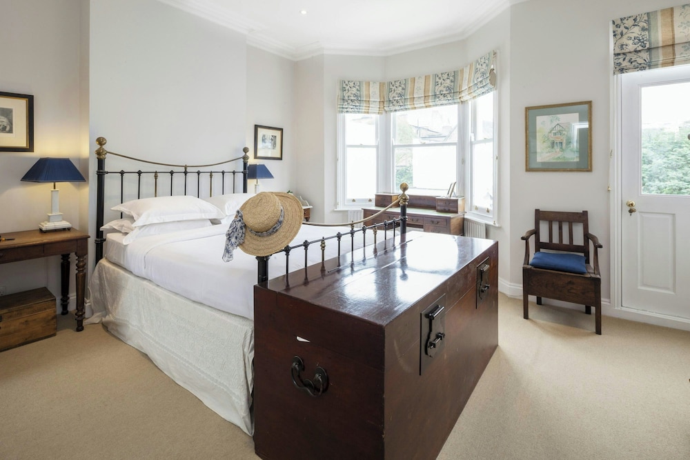 Winchendon Road by Onefinestay