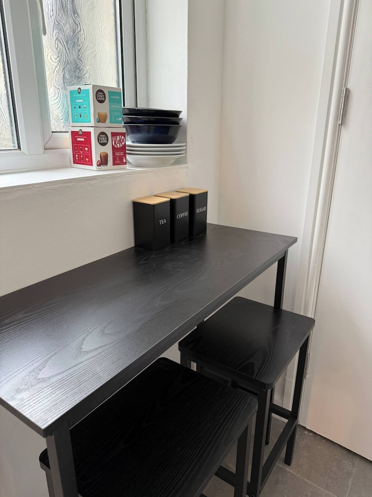 Peaceful Luton Apartment With Electric Heating & Wifi