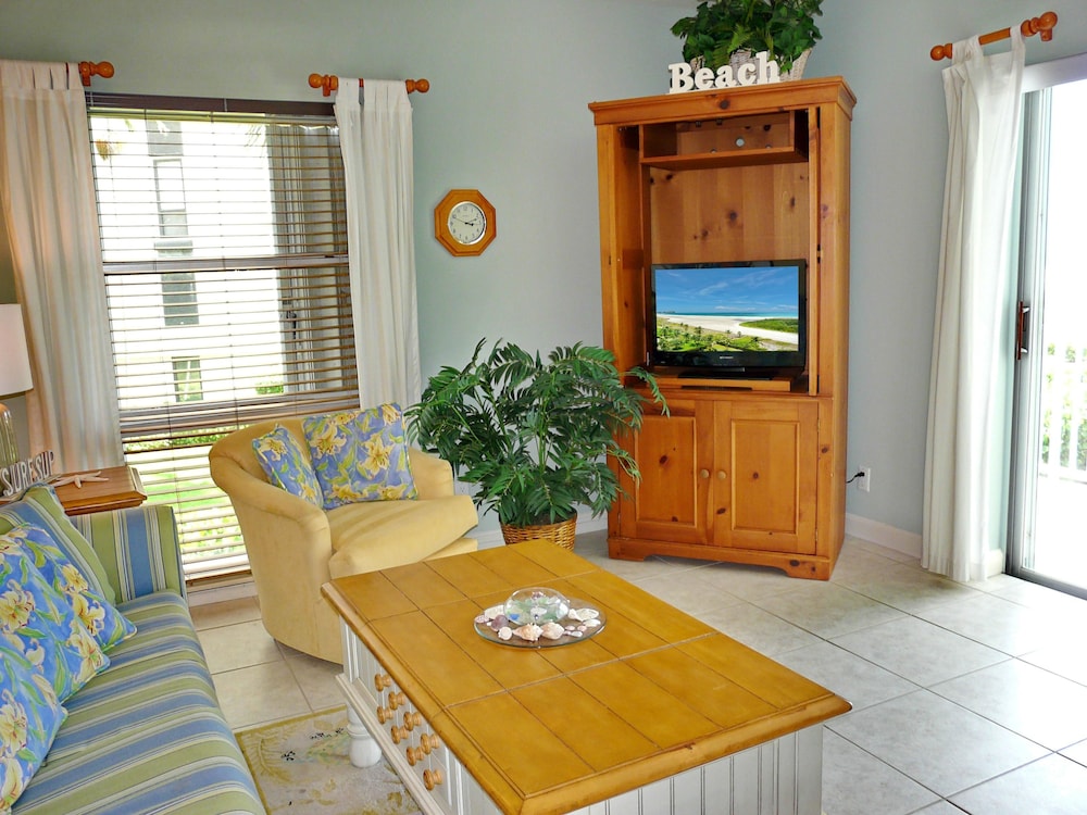 Bungalow-style Beachfront Condo With Pool