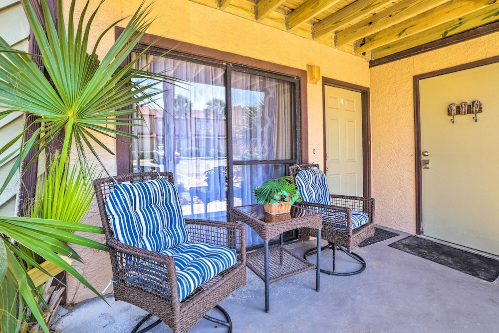 Beautiful PCB Townhome: Balcony & Resort Amenities
