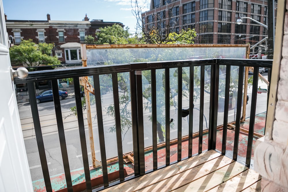 Applewood Suites - Bathurst & College