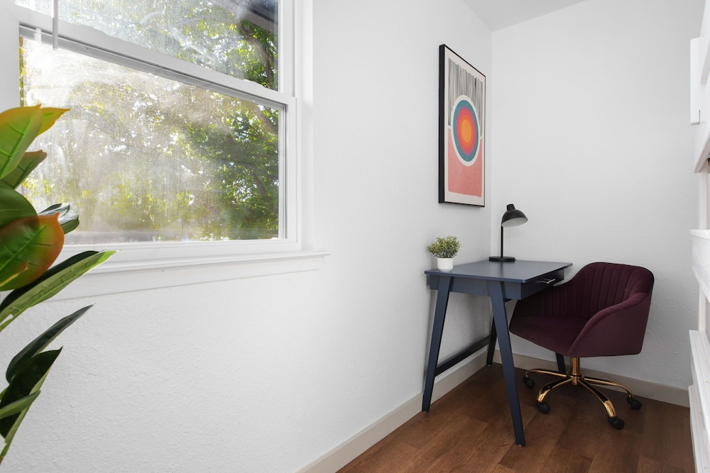 Cozy-Chic 2BR Patio Ideal for Groups