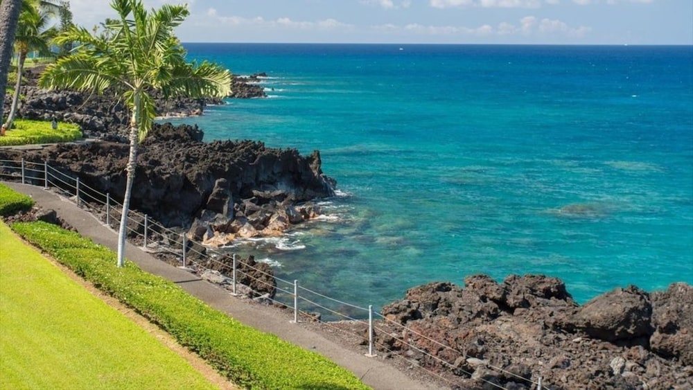 Oceanfront Penthouse With Sunset Views, A/C and Wraparound Lanai! - Vrkcv