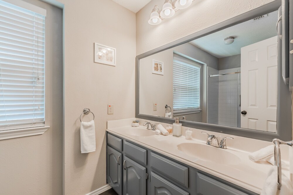 Discount Included! Stunning, Modern, Spacious Getaway Fits Any Group, 2 Game Rooms, Hot Tub 5 Bedroom Home by Redawning - Property Image 12