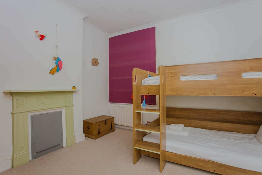 Bright and Airy 3 Bedroom Maisonette in South London