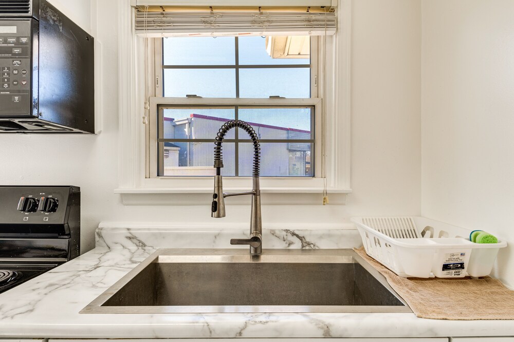 Charming Indianapolis Condo - 6 Mi to Newfields! view 4