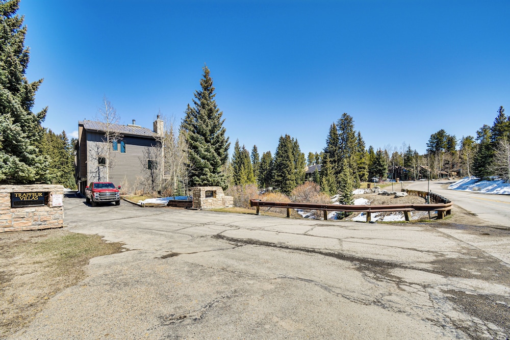 Walk to Town & Slopes: Riverfront Breckenridge Gem
