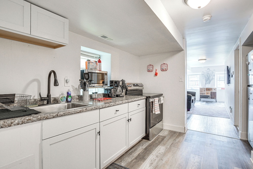 < 2 Mi to Uchicago: Pet-friendly Getaway w/ Yard