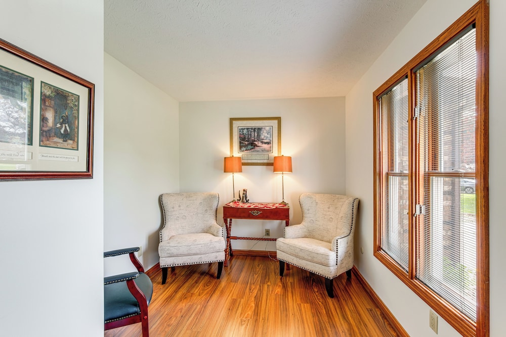 Bike, Fish, Golf & More: Stately Tudor in Mogadore