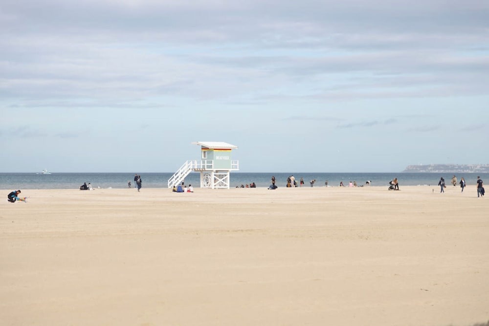 Luxury sea View 3br-2ba With Services in Deauville
