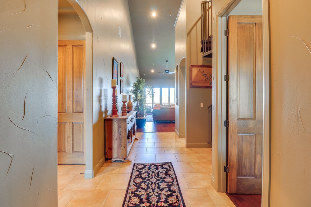 Top-floor Lake-view Condo w/ Boat Dock Access view 4