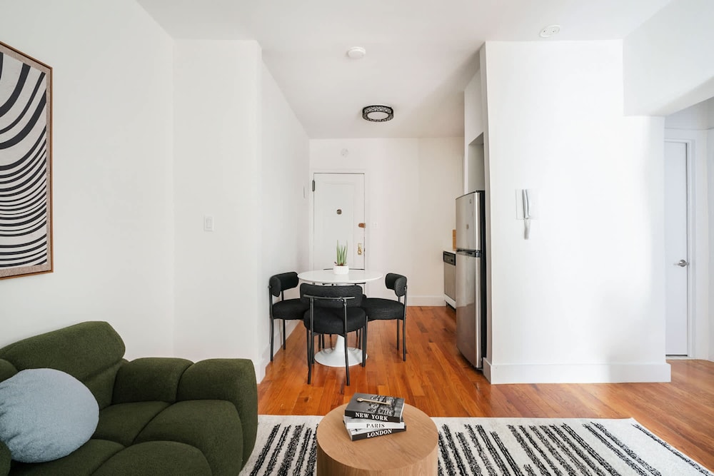 444-4e Contemporary 2BR in Hell s Kitchen