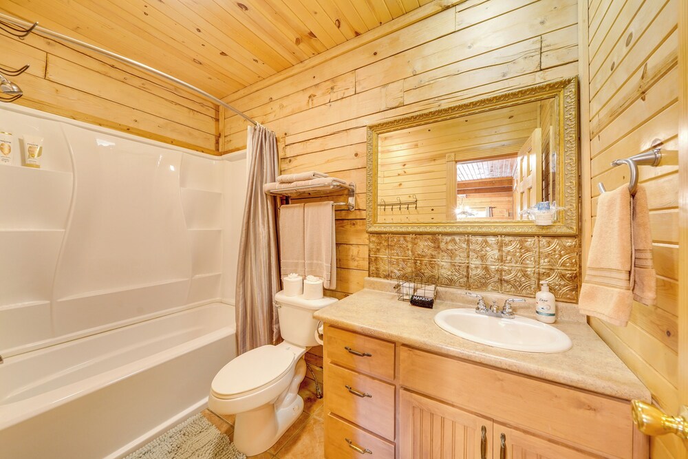 3 Mi to State Park & Lake: Broken Bow Cabin!