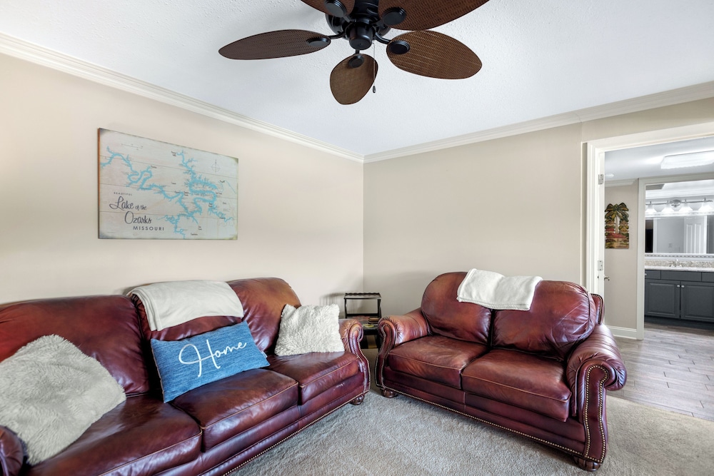 Lakeside Oasis Room for 12!