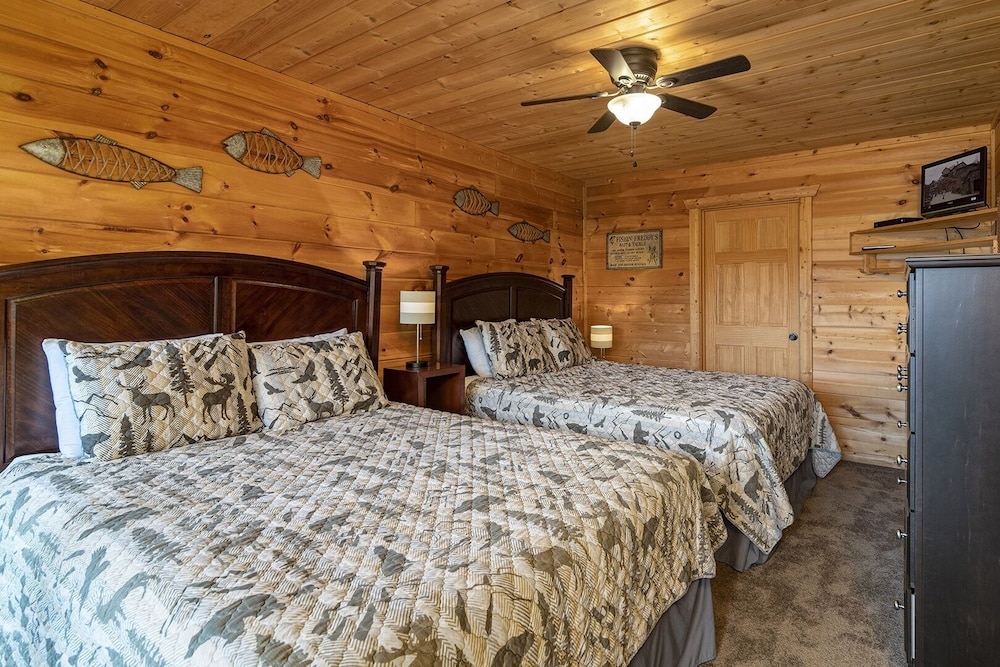 Appalachian Lodge - 4 Bedrooms, 4 Baths, Sleeps 14 Home by RedAwning