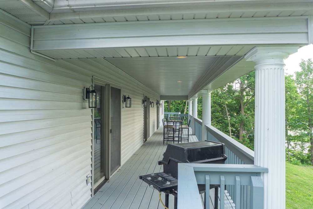 Lake Mary View: Pickleball Paradise Penthouse Unit