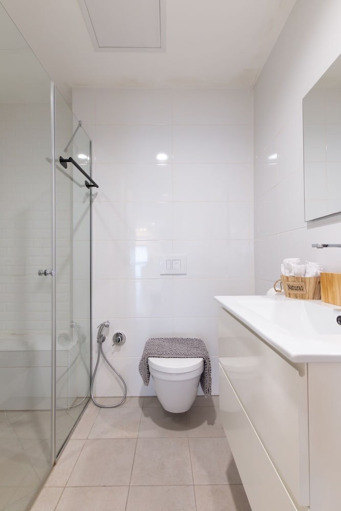 3 BR SeaFront APT Prestigious Tower