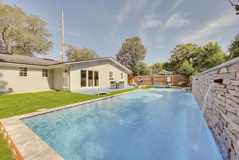 Jacksonville Vacations - Modern Coastal Home w/ Pool: Mins to Beach  Mayo! - Property Image 1