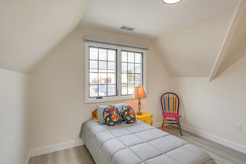 Shop, Dine & Explore Pasadena! Newly Built Home