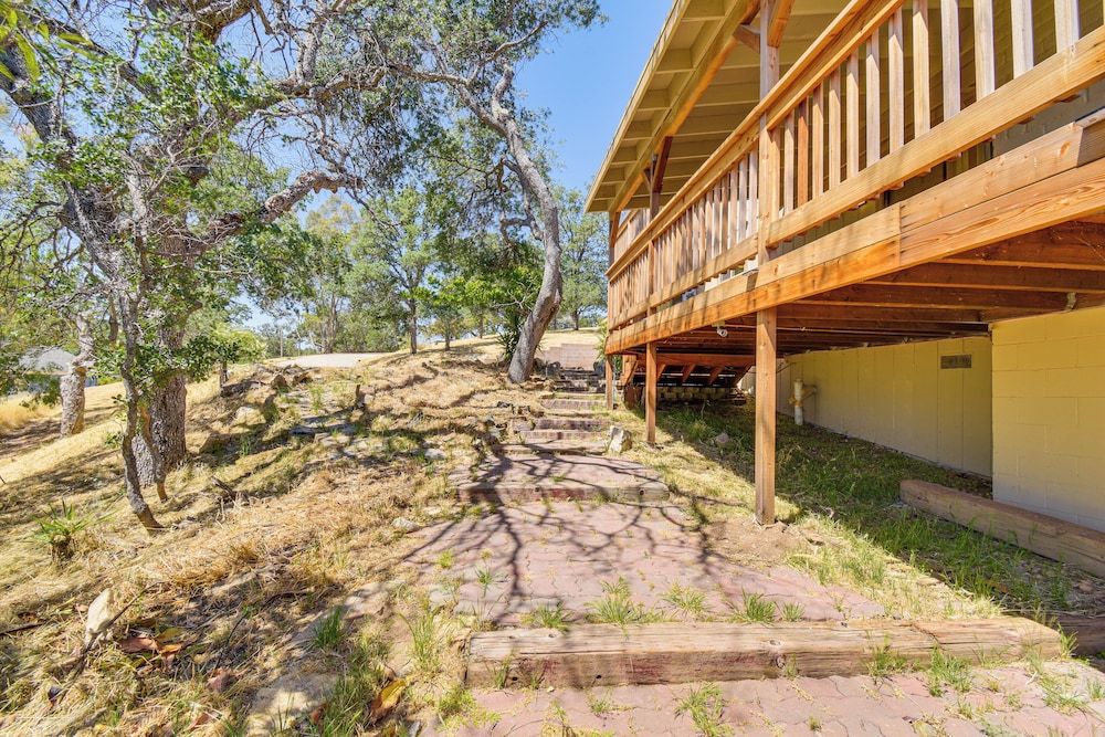 Deck + Views: Scenic Yosemite Lakes Retreat