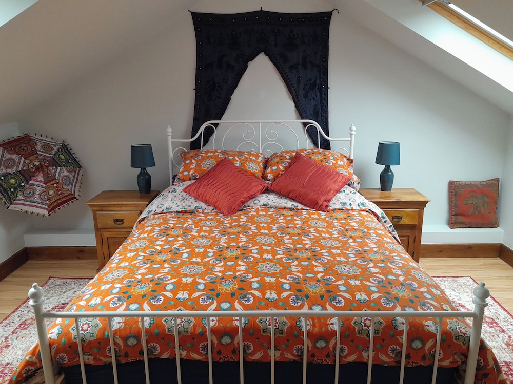 Canal-side 5-bed Cottage - Sleeps 10, Pet Friendly