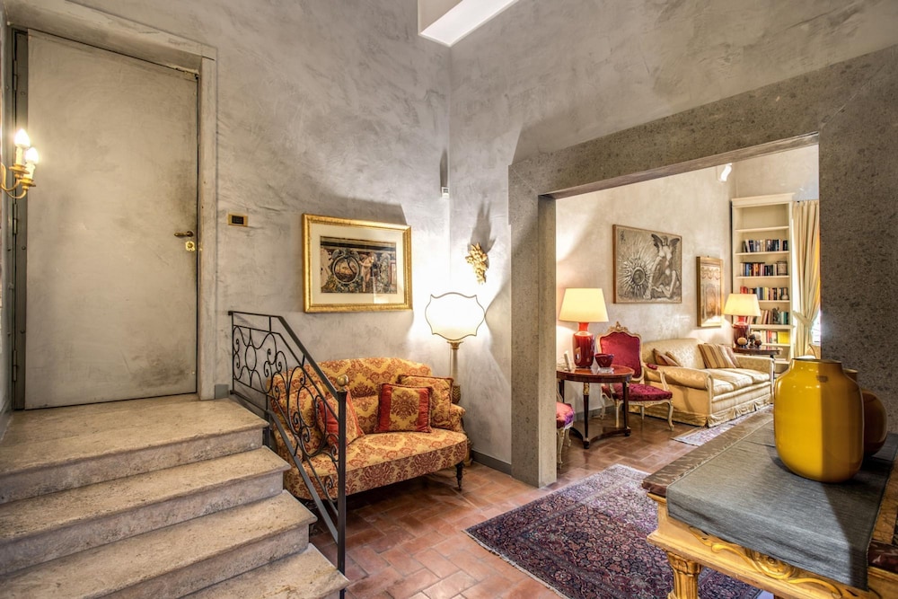 Wonderful Apartment With Balcony in Piazza Margana