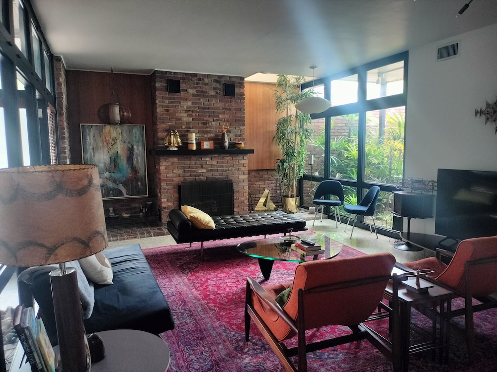 Mid Century Modern Weekly Winter Rates! - Image 5