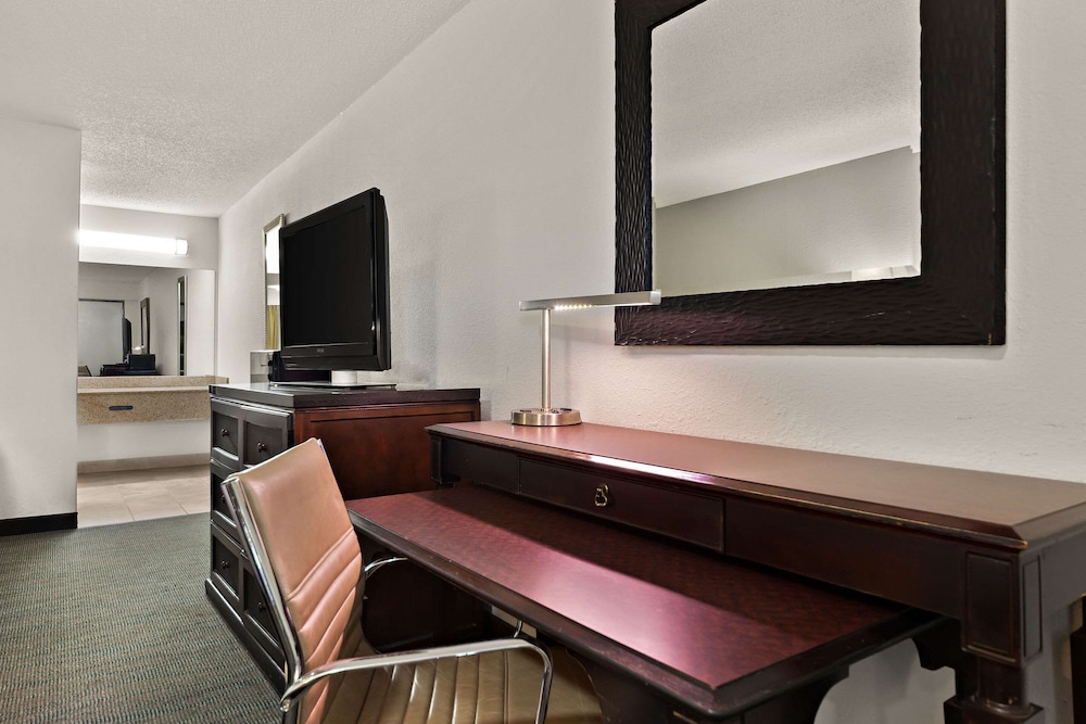Lumberton Vacations - Rodeway Inn - Property Image 19