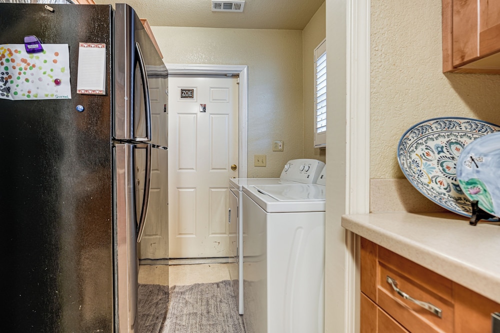 Walkable Miracle Mile Retreat w/ Peaceful Patio