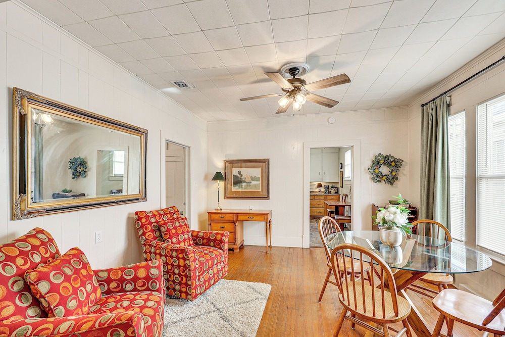 < 1 Mi to Historic Dtwn Texarkana: Charming Home!