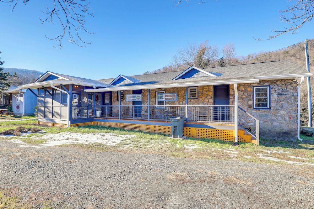 2 Blocks to AT: Mountain View Cabin Unit 2