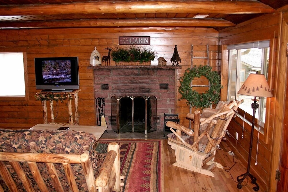 Rocky Mountain Retreat 2 Three Bedroom Cabin with Beautiful Views and Personal Hot Tub. 3 Cabin view 3